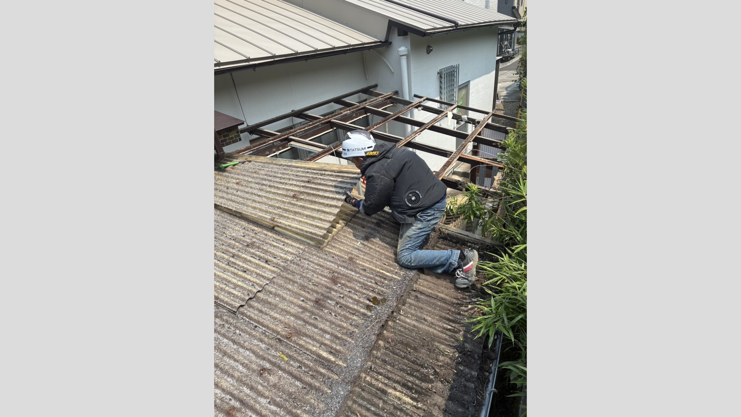 屋外倉庫の波板貼り替え・内部造作棚の解体工事
