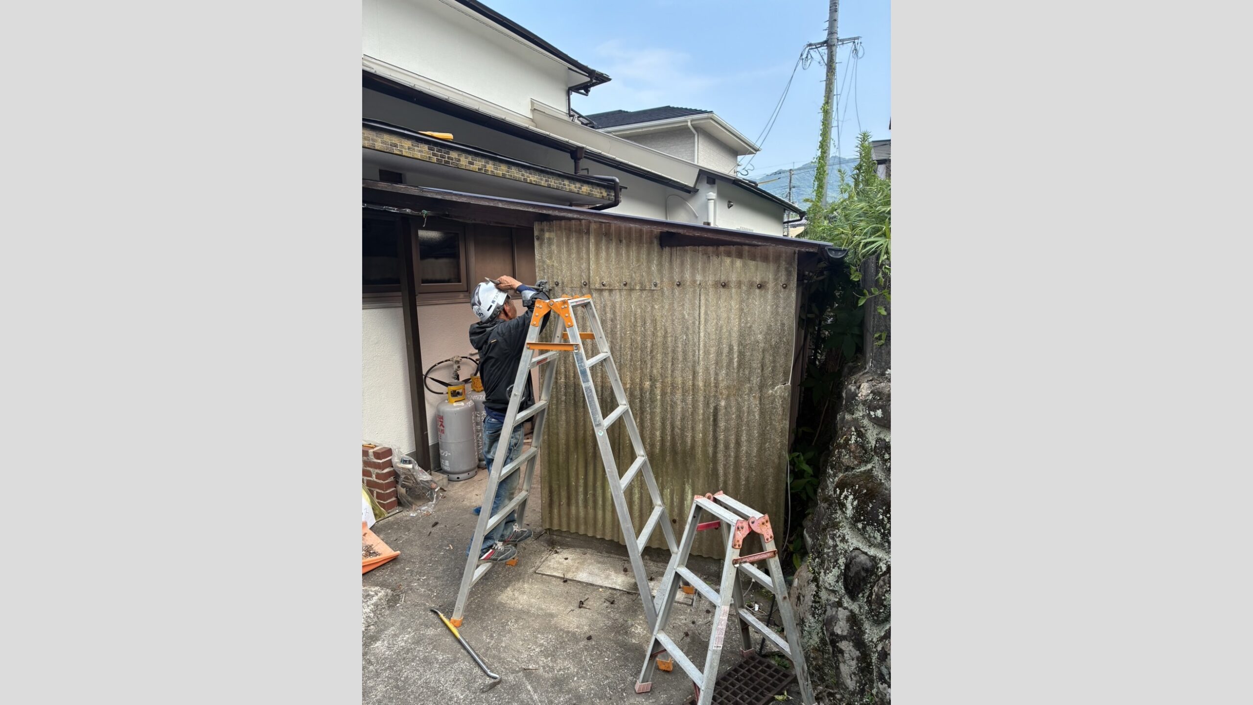 屋外倉庫の波板貼り替え・内部造作棚の解体工事