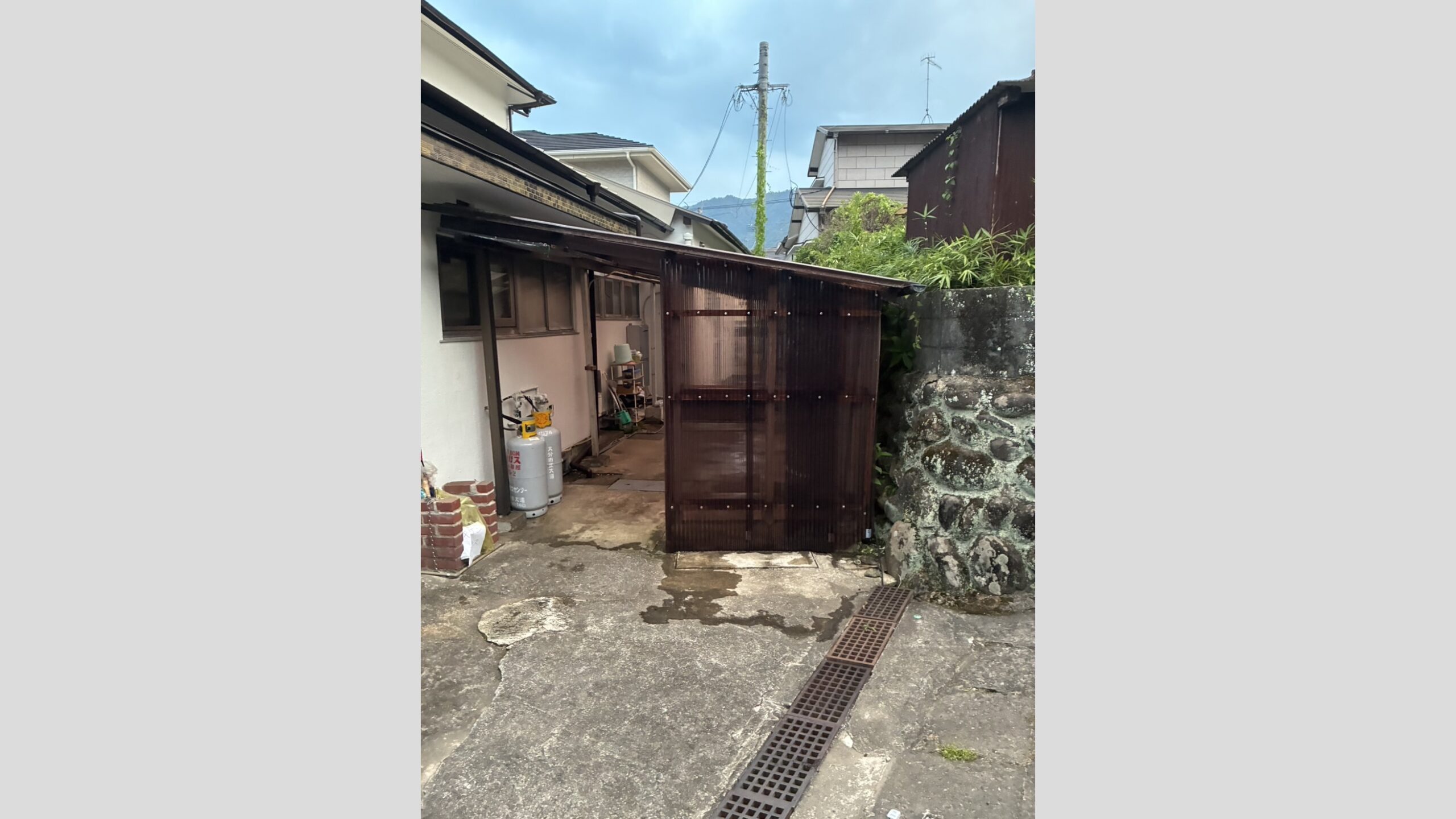 屋外倉庫の波板貼り替え・内部造作棚の解体工事