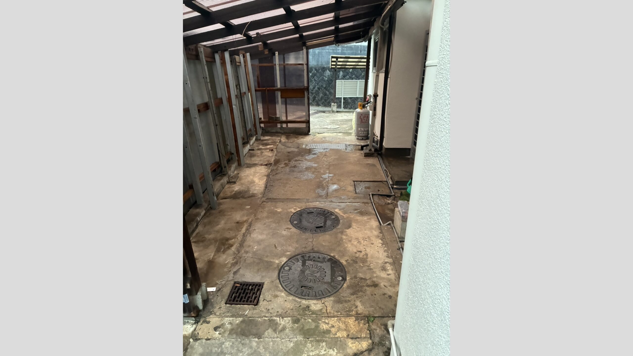 屋外倉庫の波板貼り替え・内部造作棚の解体工事