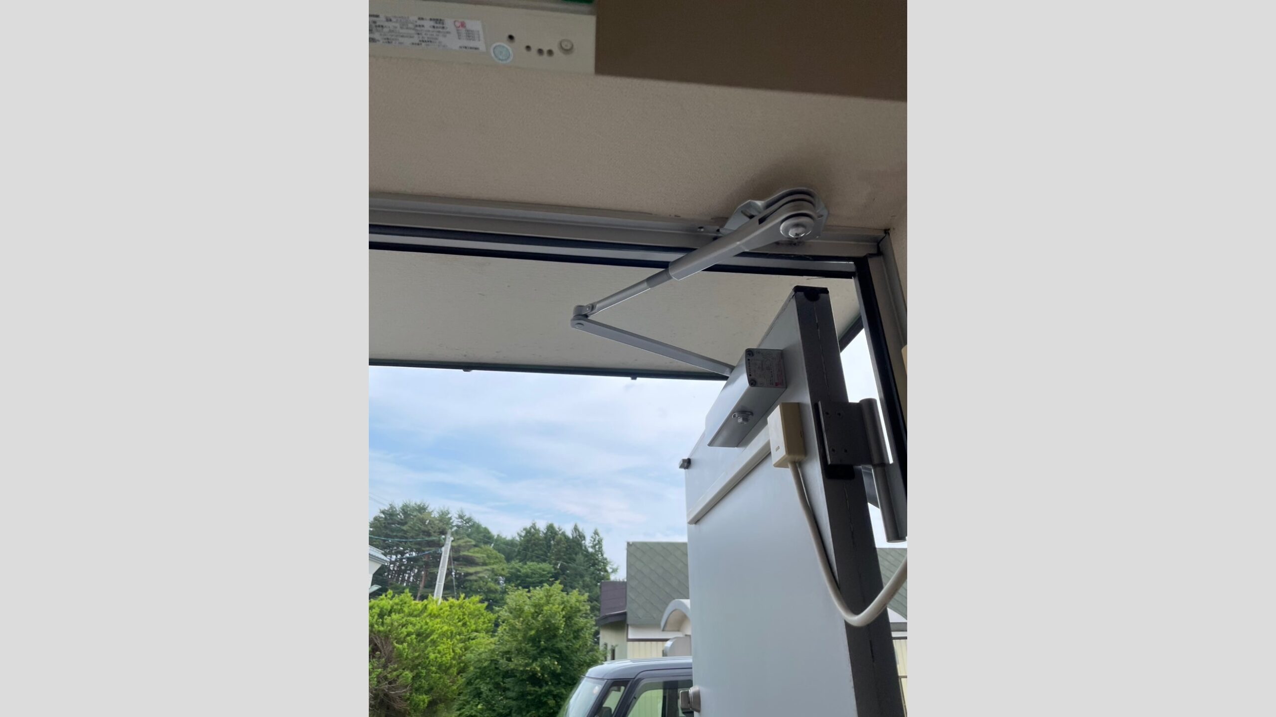 通用口のドアクローザー交換工事