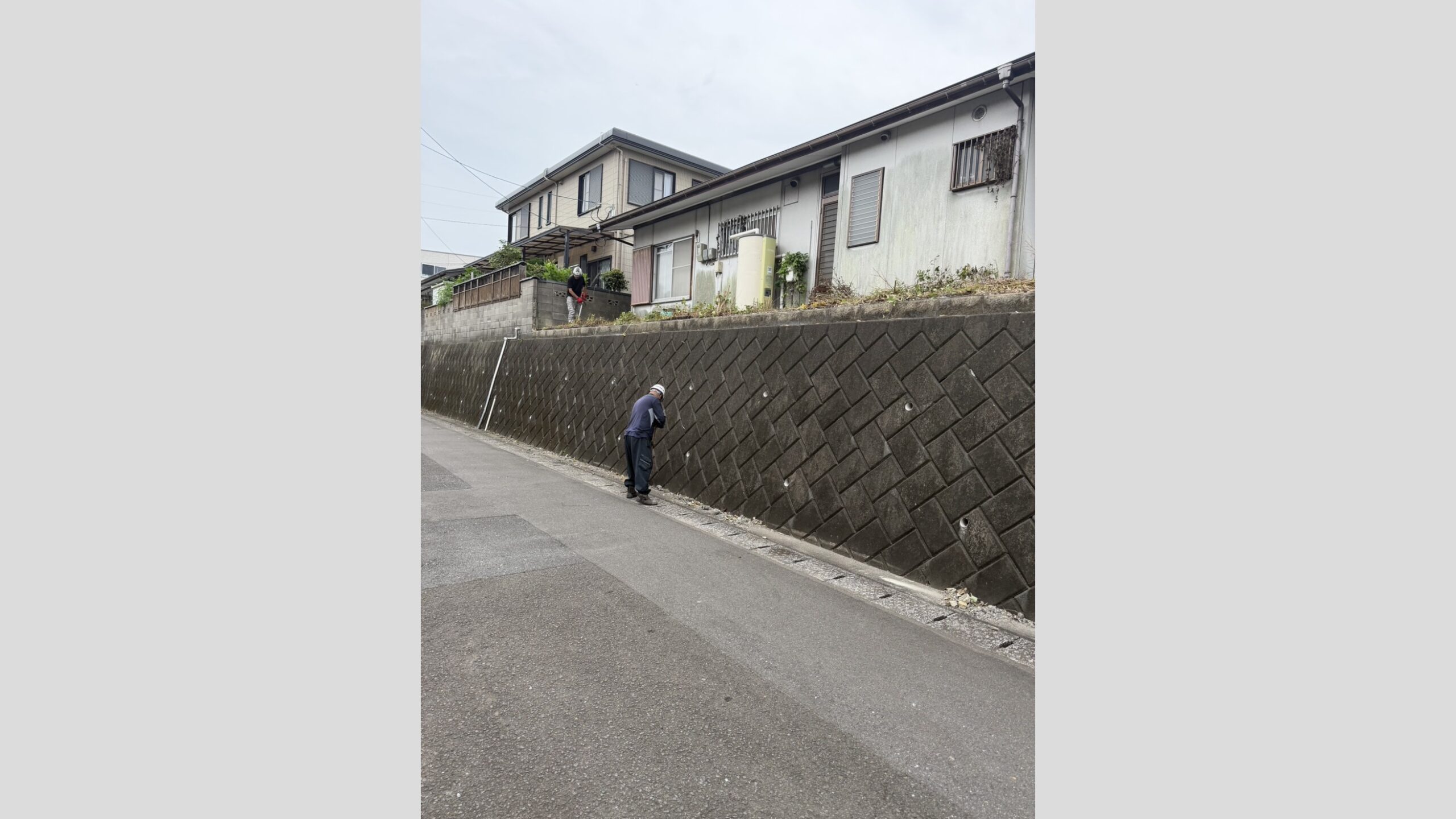 擁壁上のコンクリートブロック塀撤去と伐採工事
