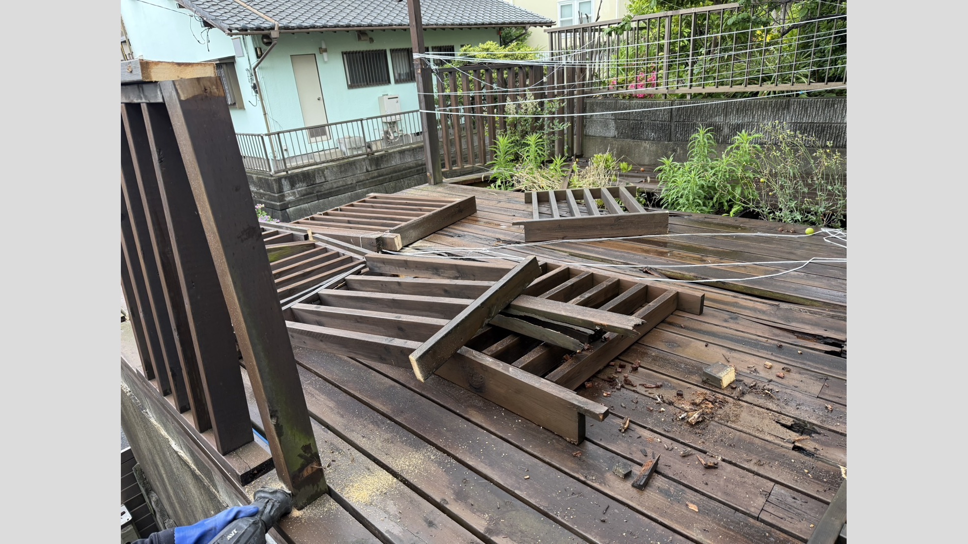 ガレージデッキ(車庫の上がウッドデッキ)の解体工事