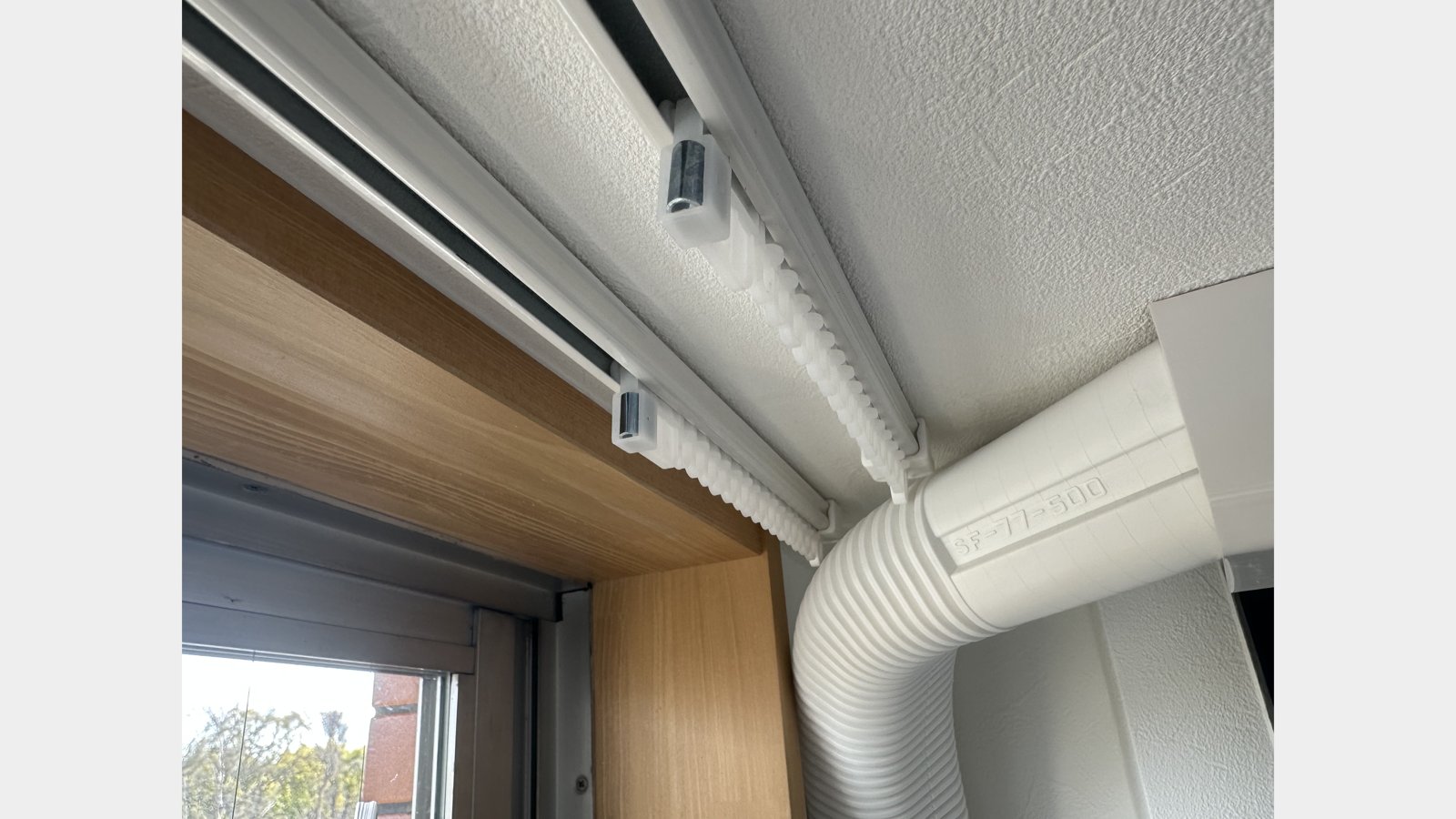 マンションの窓4か所にカーテンレールを天井付けで取付け