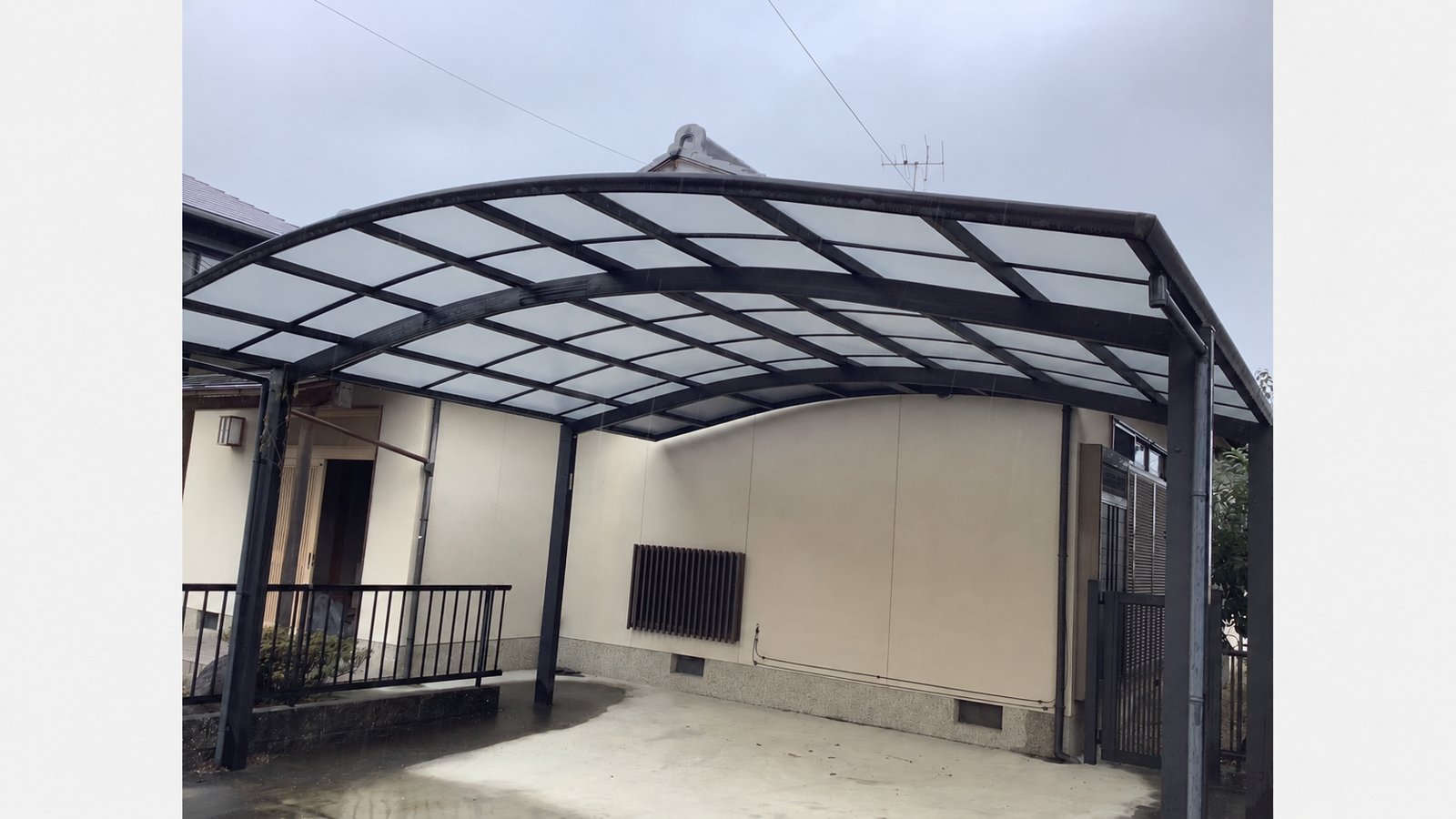 2台用カーポートのポリカ屋根を全面張り替え