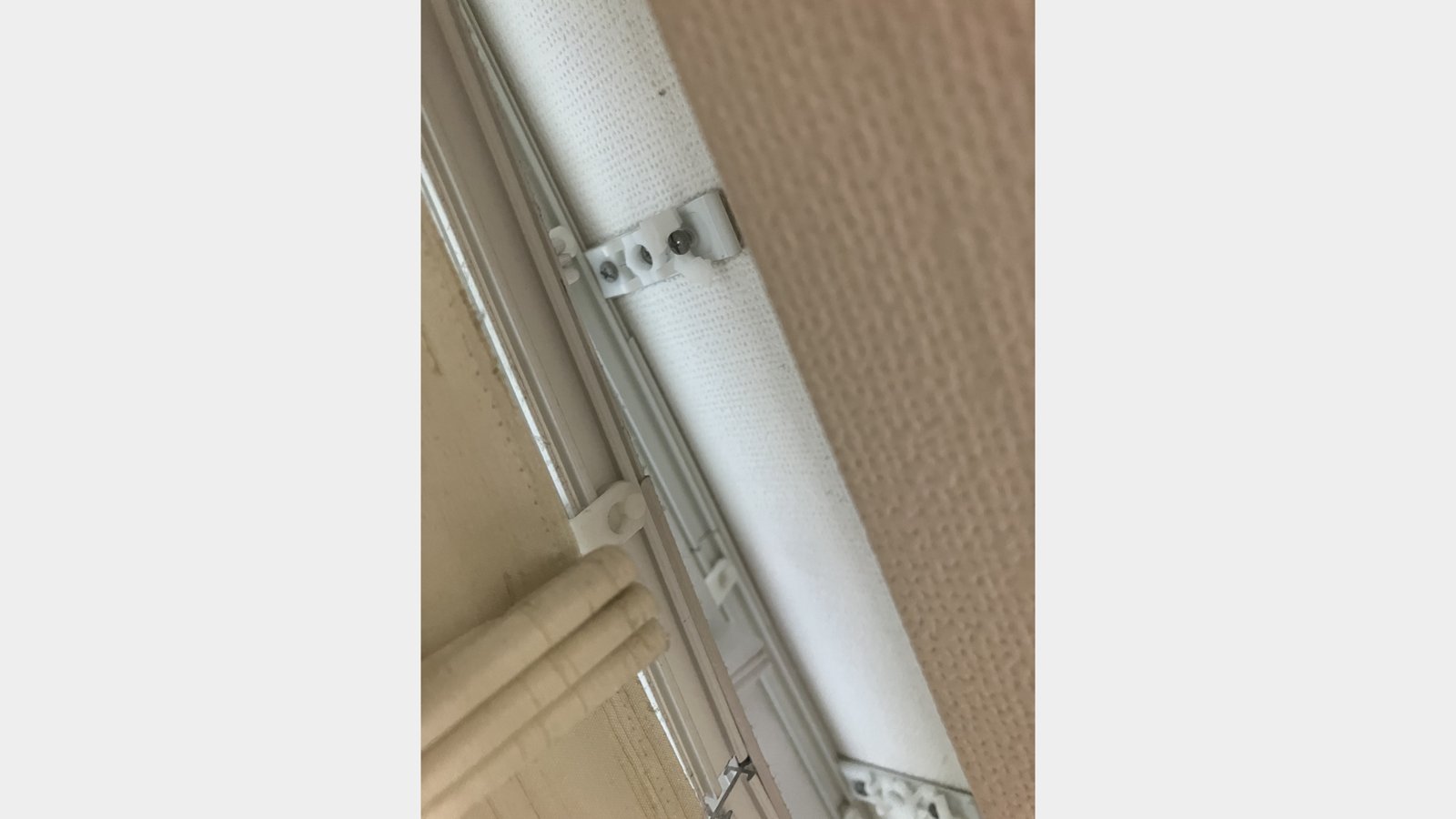 幅5m超のカーブ窓用カーテンレールをブラケット交換で修理