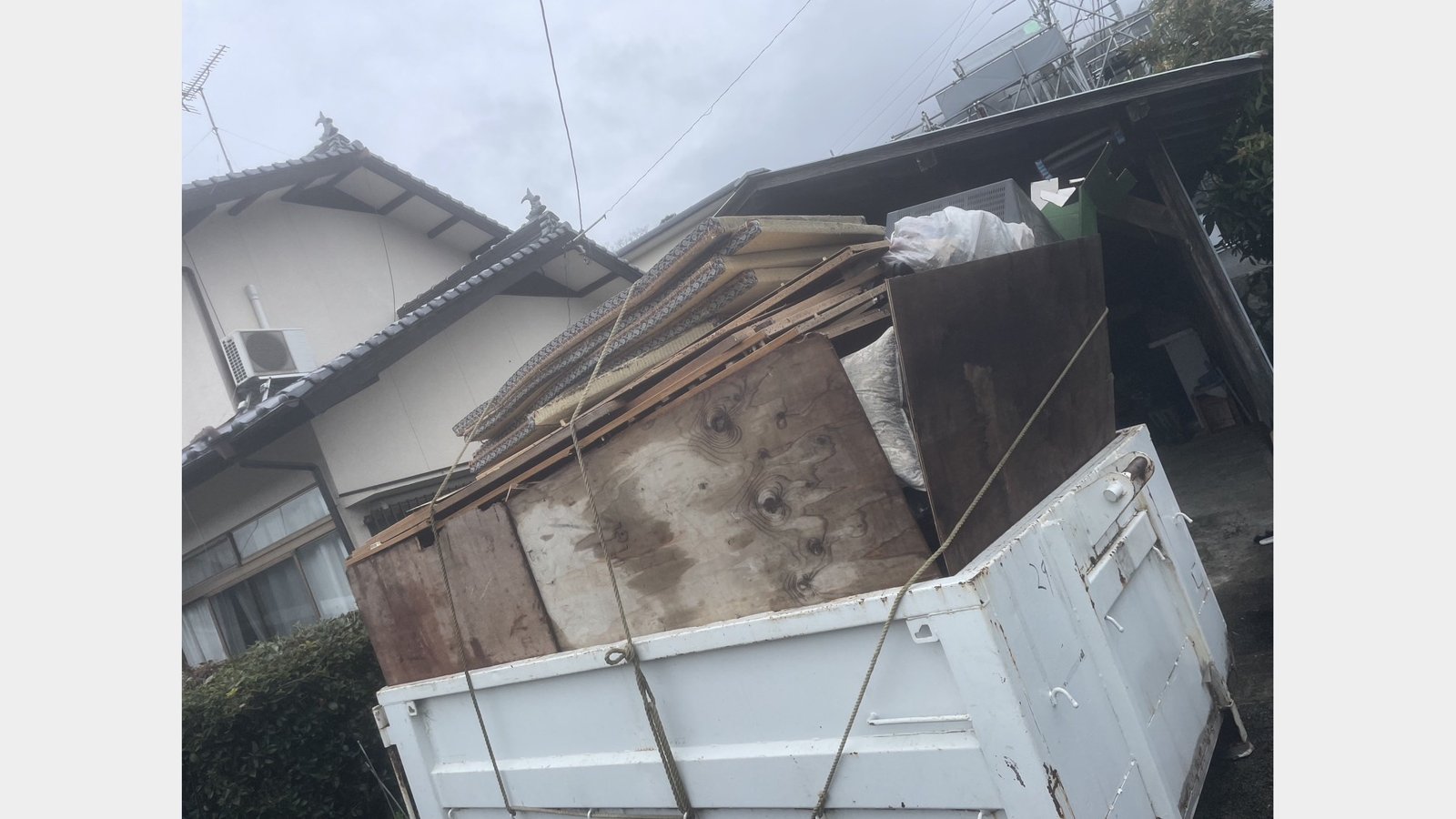 ご実家の古いガレージに溜まった不用品を丸ごと回収