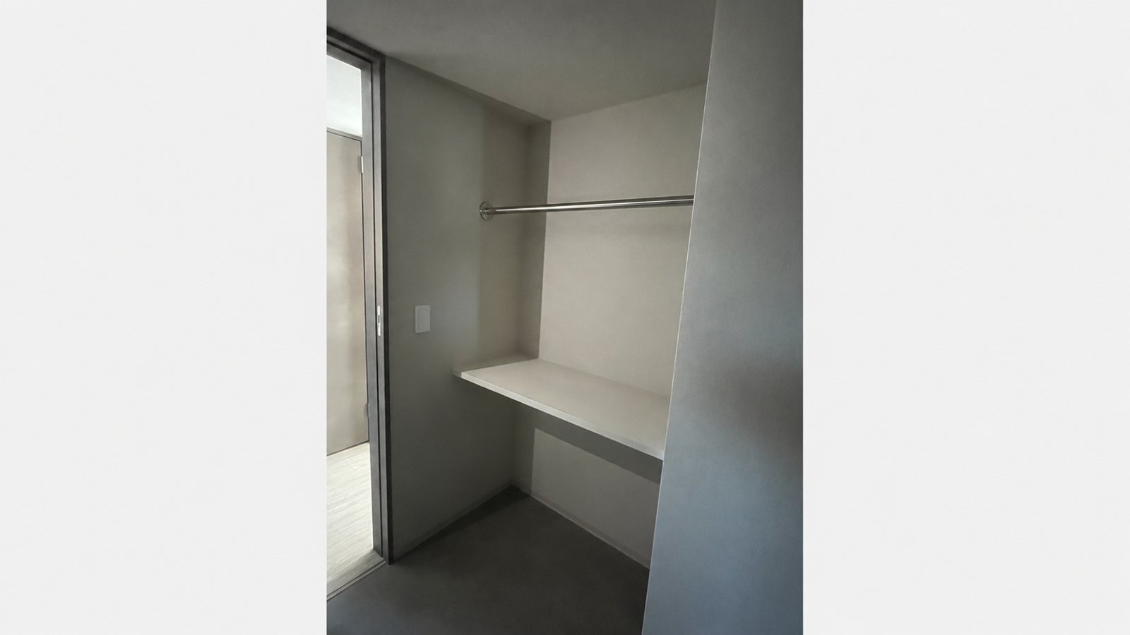 マンション洗面所のハンガーパイプ取付工事