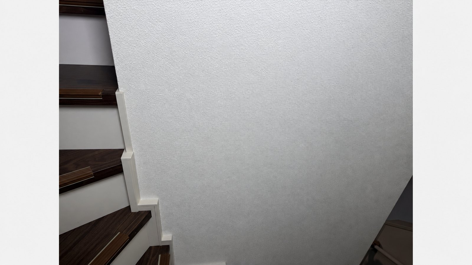 階段の壁紙の部分張り替え