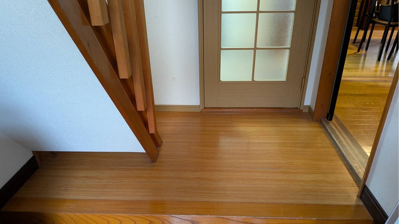 玄関の床の上張り工事