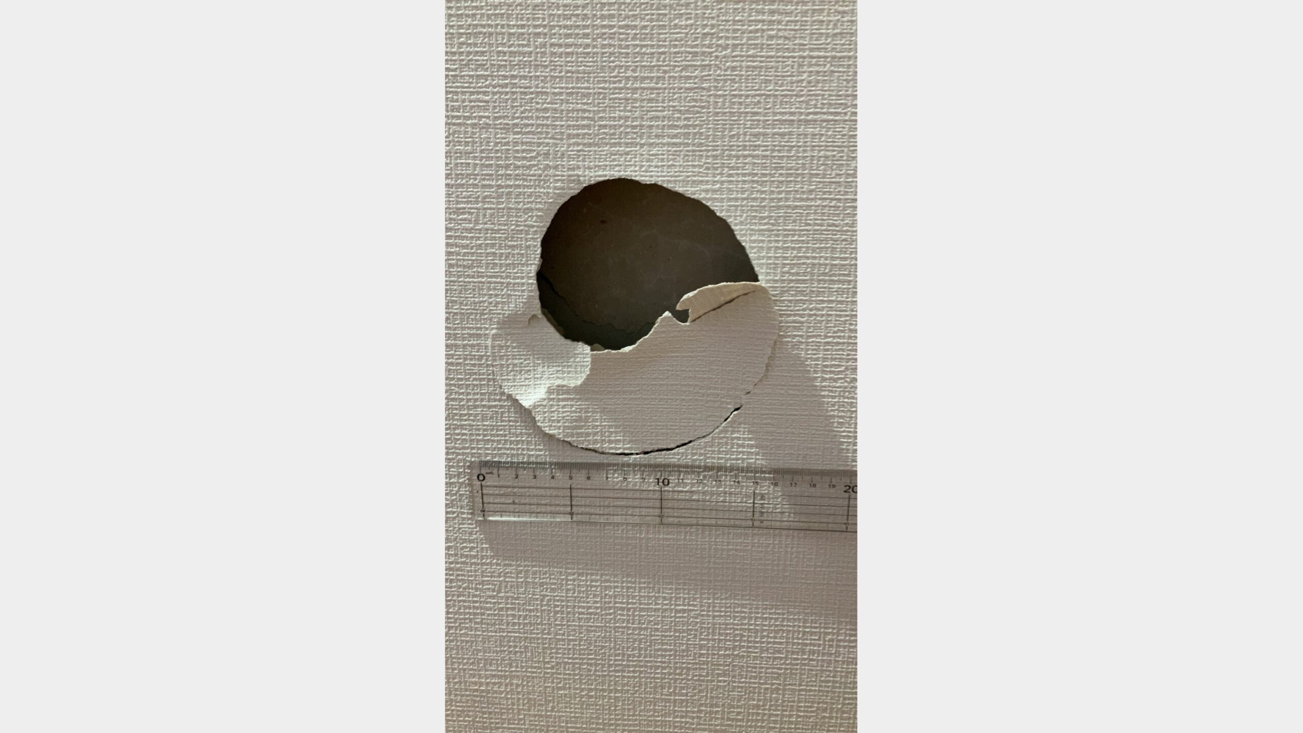 壁の穴の補修工事（石膏ボード交換＋クロス張り替え）