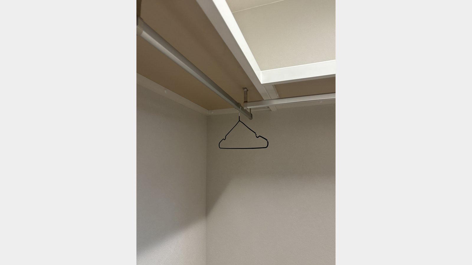 納戸への枕棚とハンガーパイプの取付工事