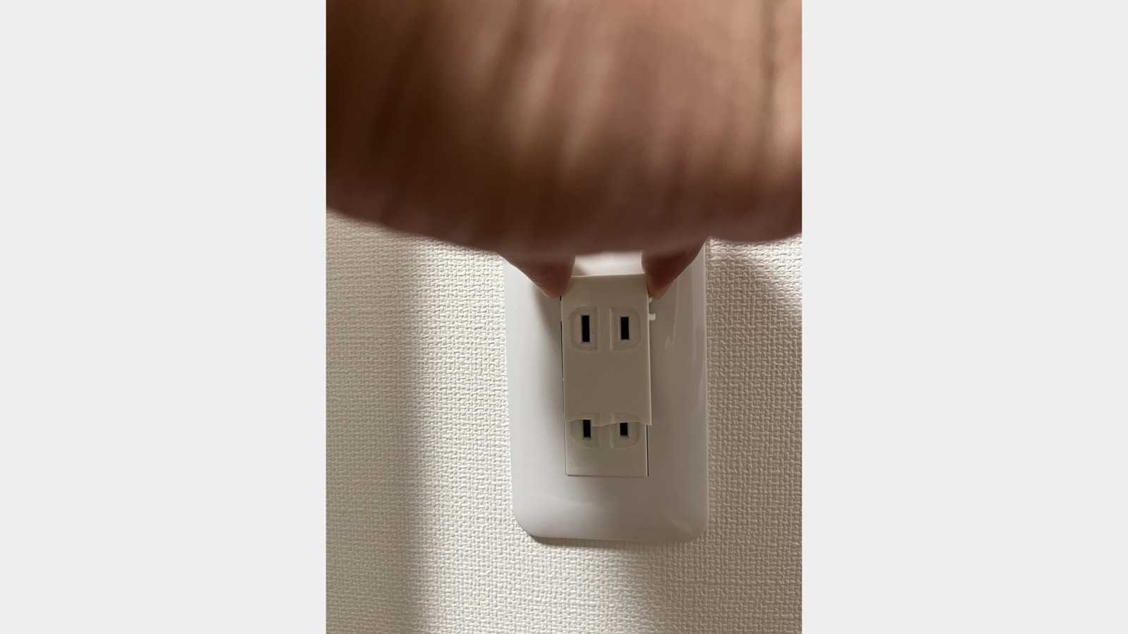 割れたコンセントの交換工事